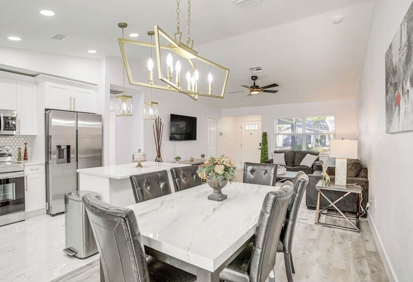 Roomy Largo Home W/ Screened Patio & Private Pool!