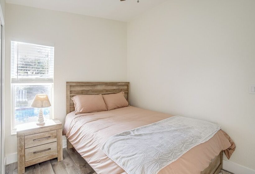 Roomy Largo Home W/ Screened Patio & Private Pool!