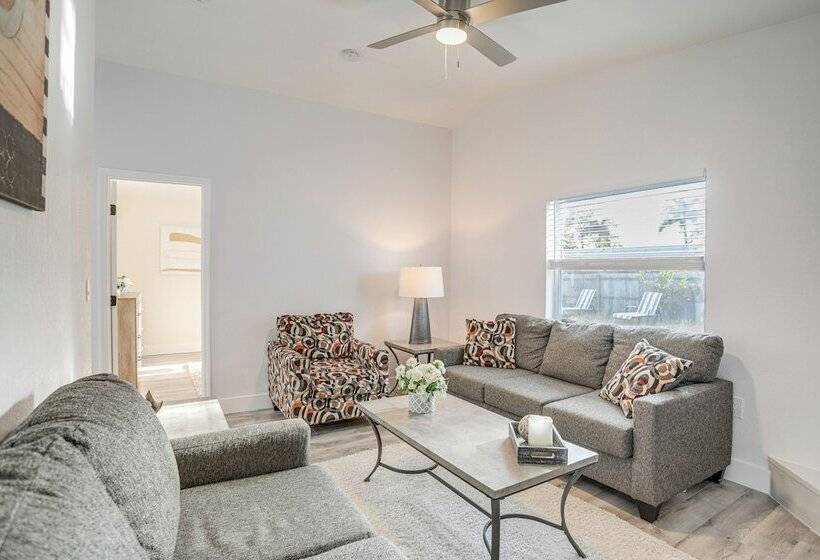 Roomy Largo Home W/ Screened Patio & Private Pool!