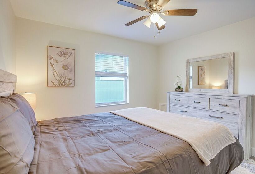 Roomy Largo Home W/ Screened Patio & Private Pool!