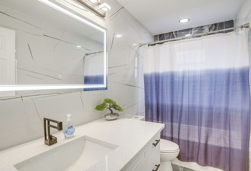 Roomy Largo Home W/ Screened Patio & Private Pool!