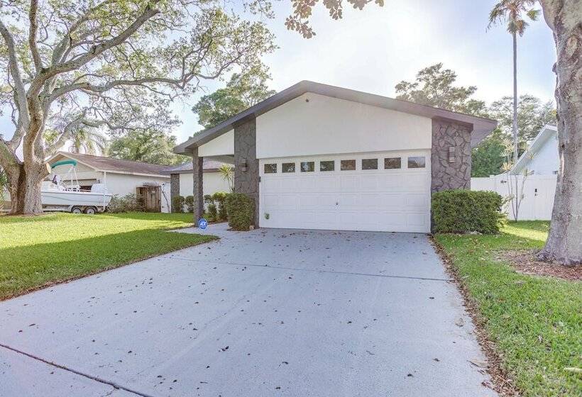 Roomy Largo Home W/ Screened Patio & Private Pool!