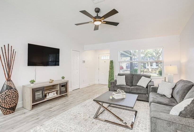 Roomy Largo Home W/ Screened Patio & Private Pool!