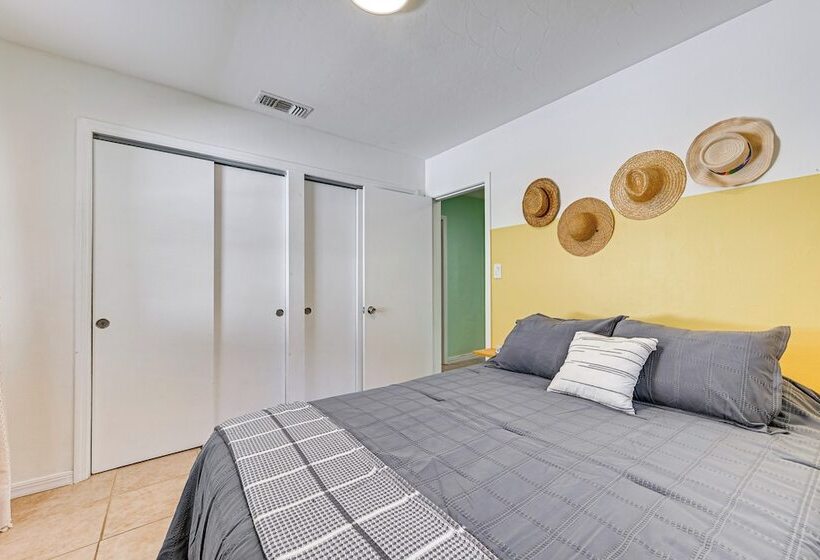 Sarasota Home W/ Patio & Gas Grill: 2 Mi To Beach!