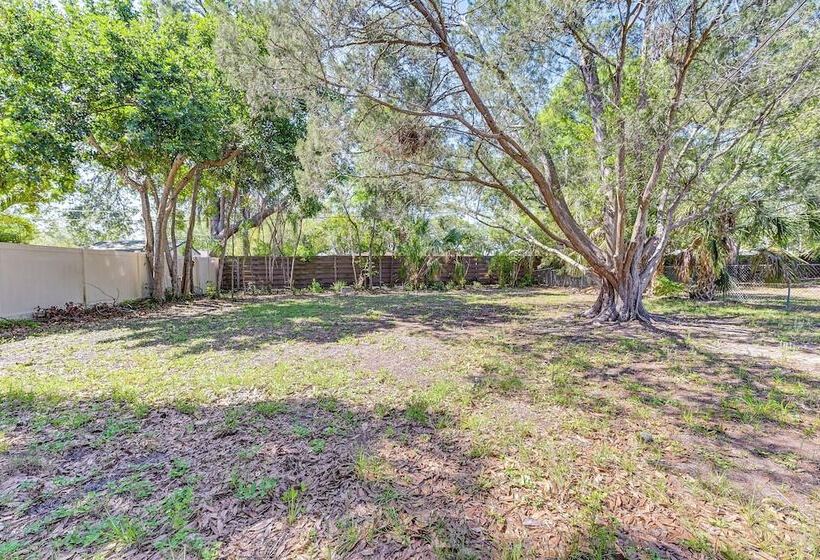 Sarasota Home W/ Patio & Gas Grill: 2 Mi To Beach!