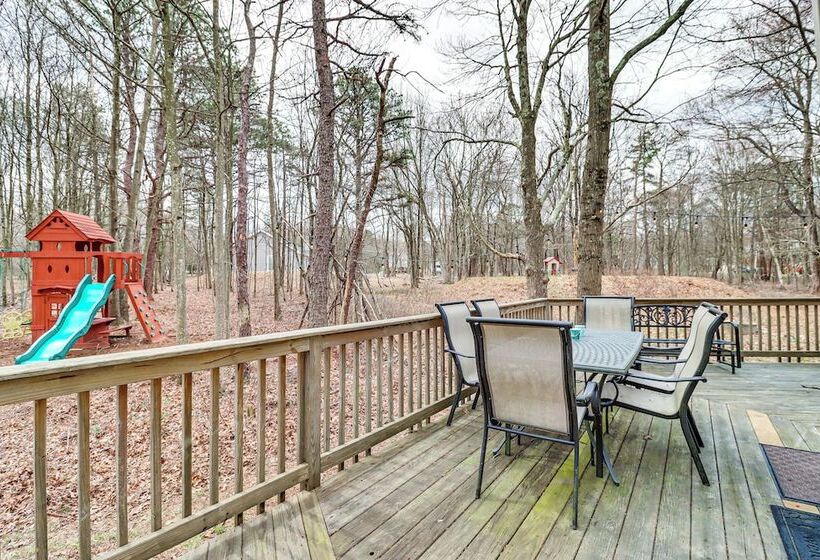 Serene Poconos Cabin W/ Hot Tub & Beach Access!