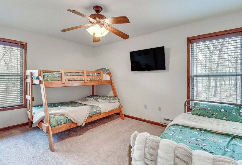 Serene Poconos Cabin W/ Hot Tub & Beach Access!