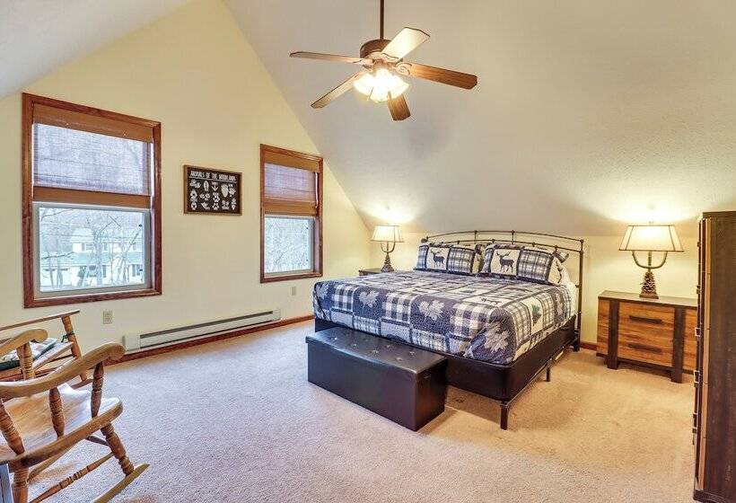 Serene Poconos Cabin W/ Hot Tub & Beach Access!