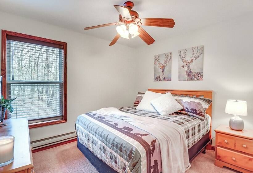 Serene Poconos Cabin W/ Hot Tub & Beach Access!