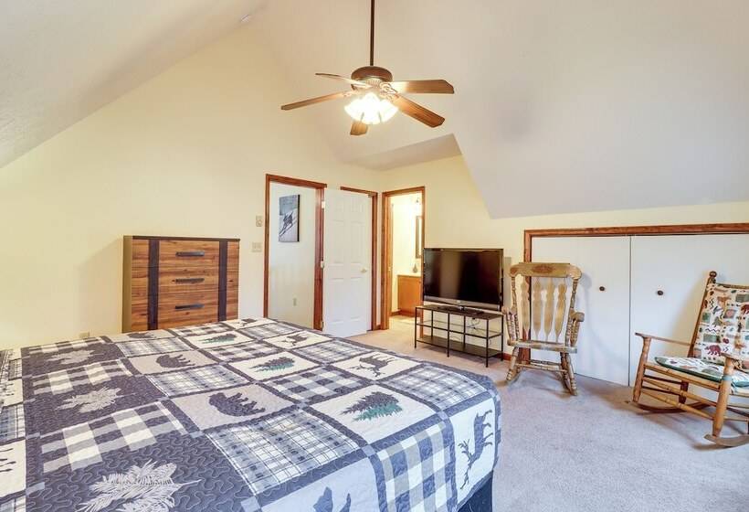 Serene Poconos Cabin W/ Hot Tub & Beach Access!