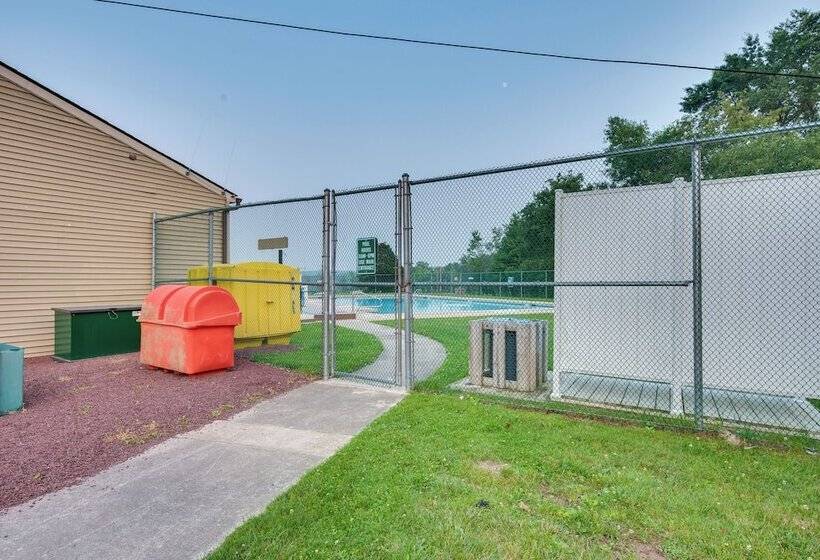 Serene Poconos Cabin W/ Hot Tub & Beach Access!