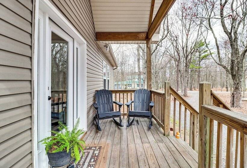 Serene Poconos Cabin W/ Hot Tub & Beach Access!