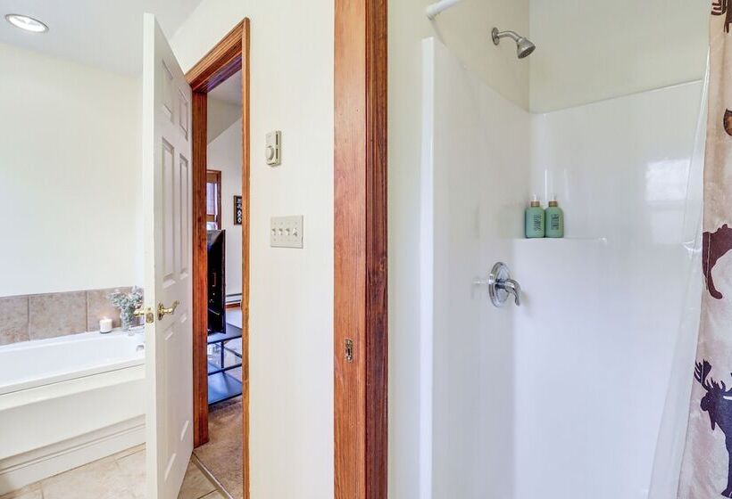 Serene Poconos Cabin W/ Hot Tub & Beach Access!