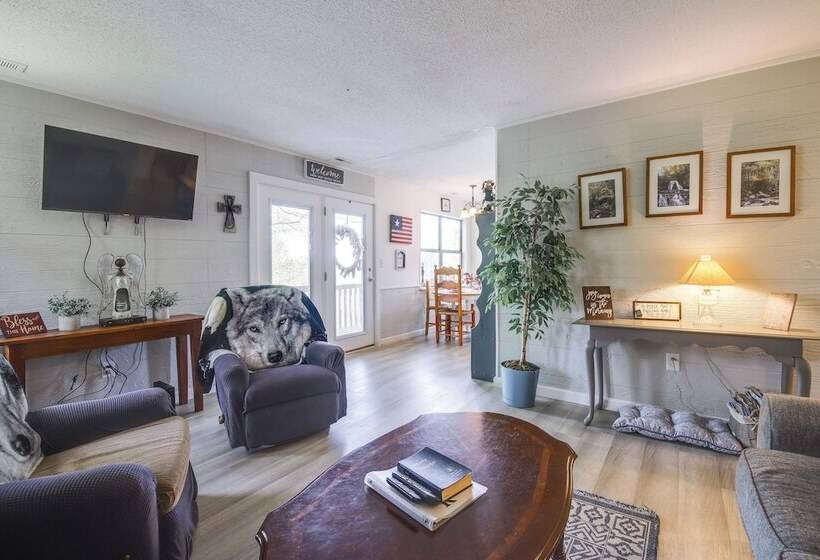 9 Mi To Dollywood: Pet Friendly Smoky Mtn Cabin!