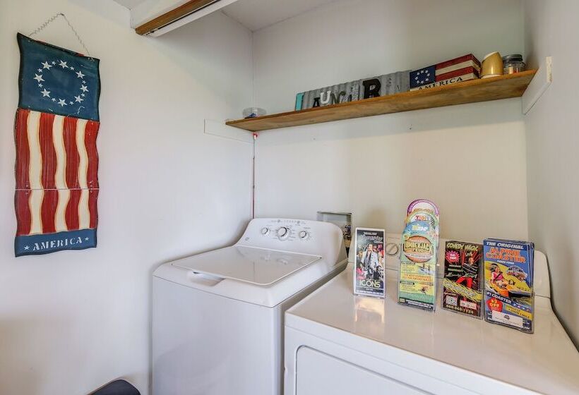 9 Mi To Dollywood: Pet Friendly Smoky Mtn Cabin!