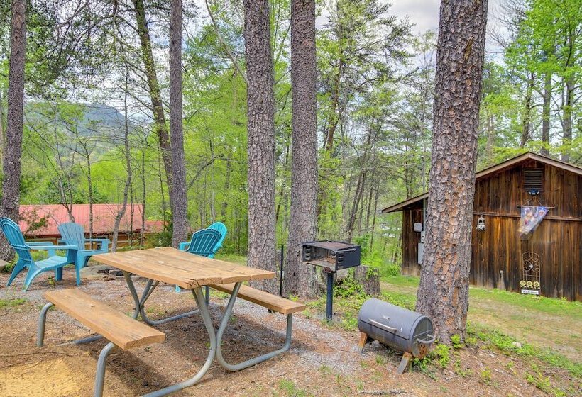 9 Mi To Dollywood: Pet Friendly Smoky Mtn Cabin!