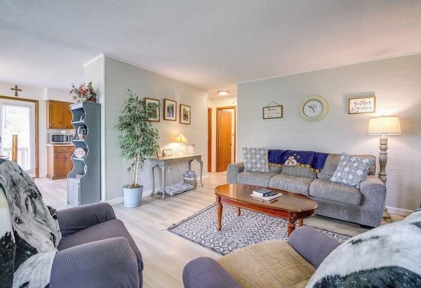 9 Mi To Dollywood: Pet Friendly Smoky Mtn Cabin!