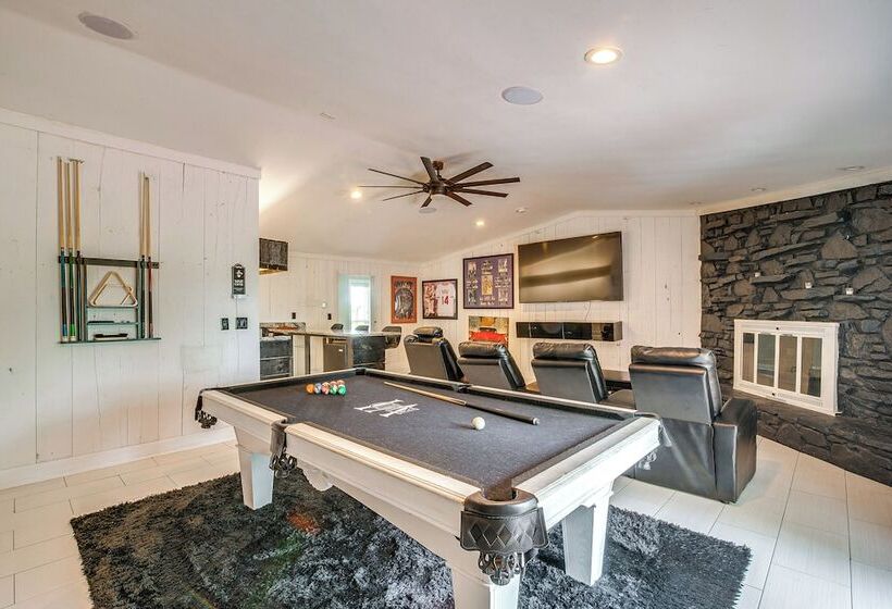 Spacious Bowling Green Home W/ Hot Tub & Pool!