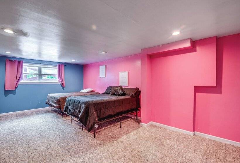 Spacious Bowling Green Home W/ Hot Tub & Pool!