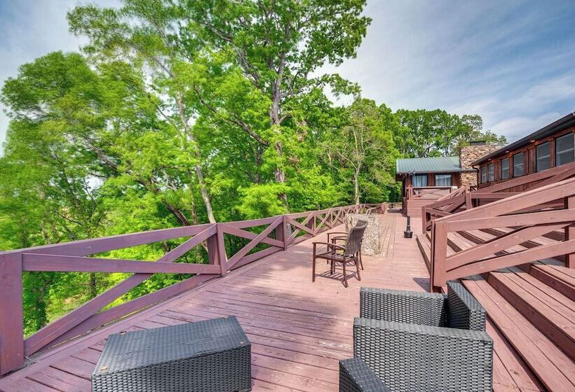 Spacious Bowling Green Home W/ Hot Tub & Pool!