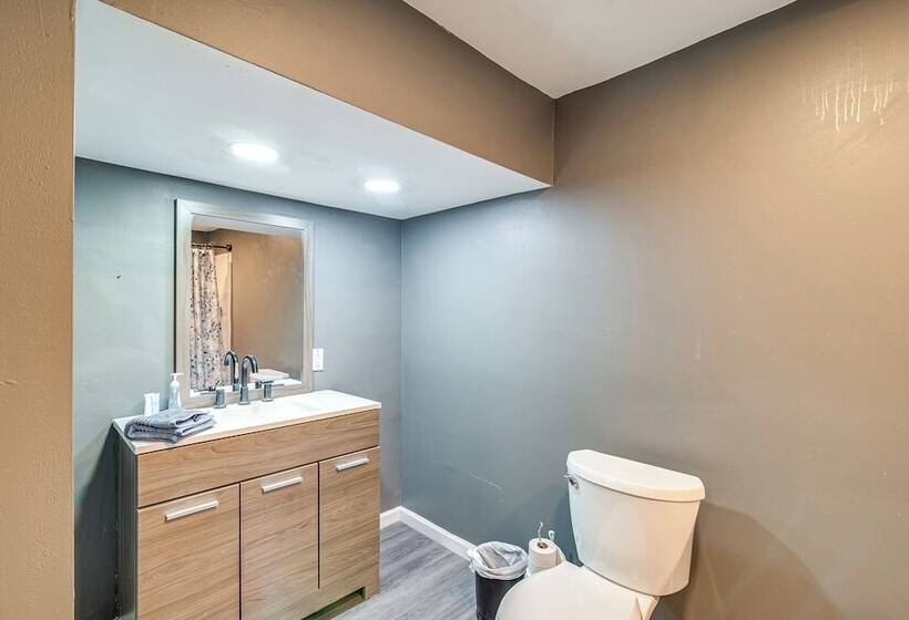 Spacious Bowling Green Home W/ Hot Tub & Pool!