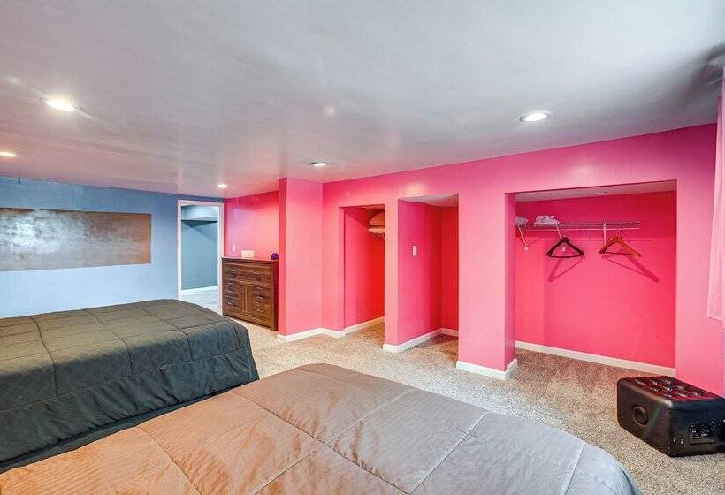 Spacious Bowling Green Home W/ Hot Tub & Pool!