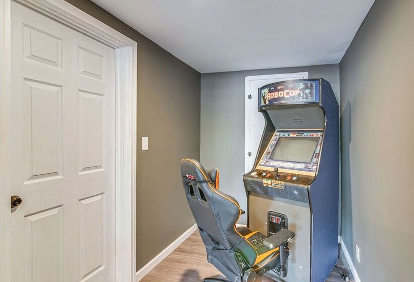 Spacious Bowling Green Home W/ Hot Tub & Pool!