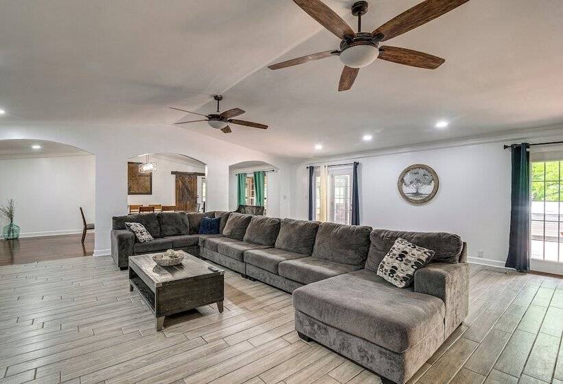 Spacious Bowling Green Home W/ Hot Tub & Pool!