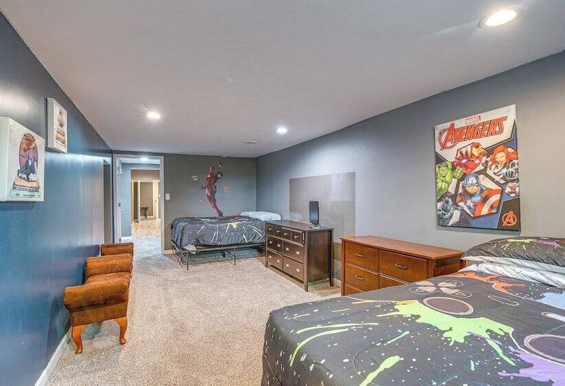 Spacious Bowling Green Home W/ Hot Tub & Pool!