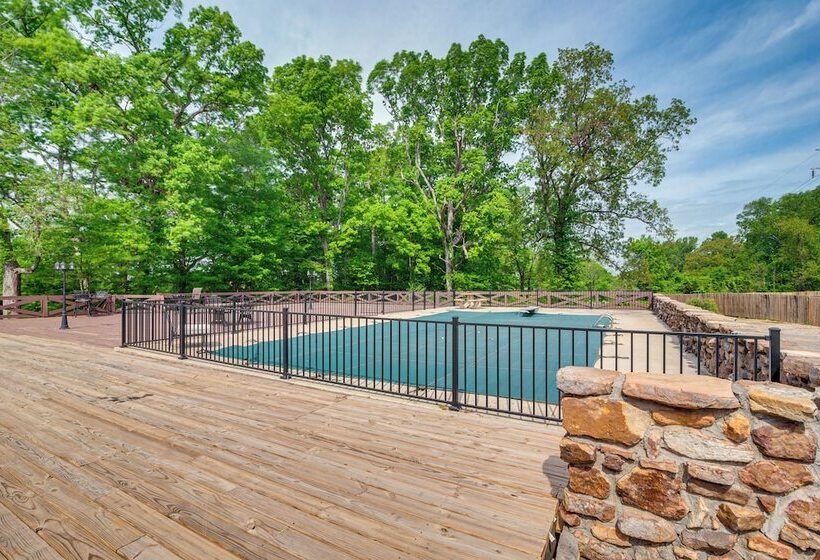 Spacious Bowling Green Home W/ Hot Tub & Pool!