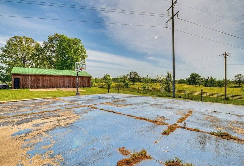 Spacious Bowling Green Home W/ Hot Tub & Pool!