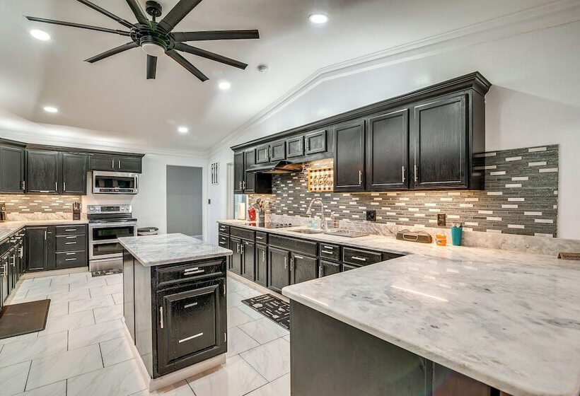 Spacious Bowling Green Home W/ Hot Tub & Pool!