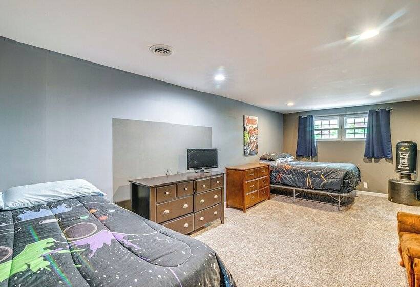 Spacious Bowling Green Home W/ Hot Tub & Pool!