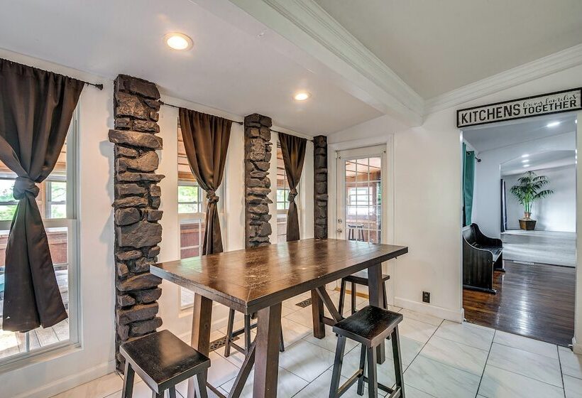 Spacious Bowling Green Home W/ Hot Tub & Pool!