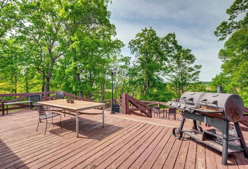 Spacious Bowling Green Home W/ Hot Tub & Pool!