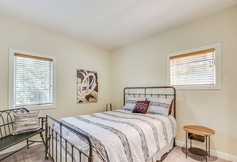 Spacious Missouri Retreat W/ Pool, Gym & Game Room