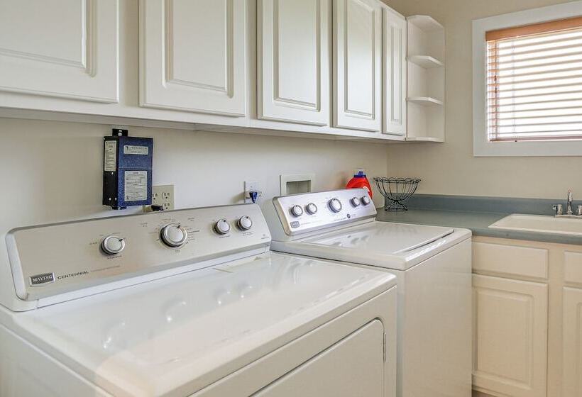 Spacious Missouri Retreat W/ Pool, Gym & Game Room