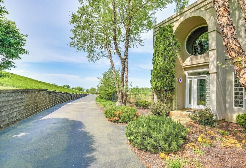 Spacious Missouri Retreat W/ Pool, Gym & Game Room