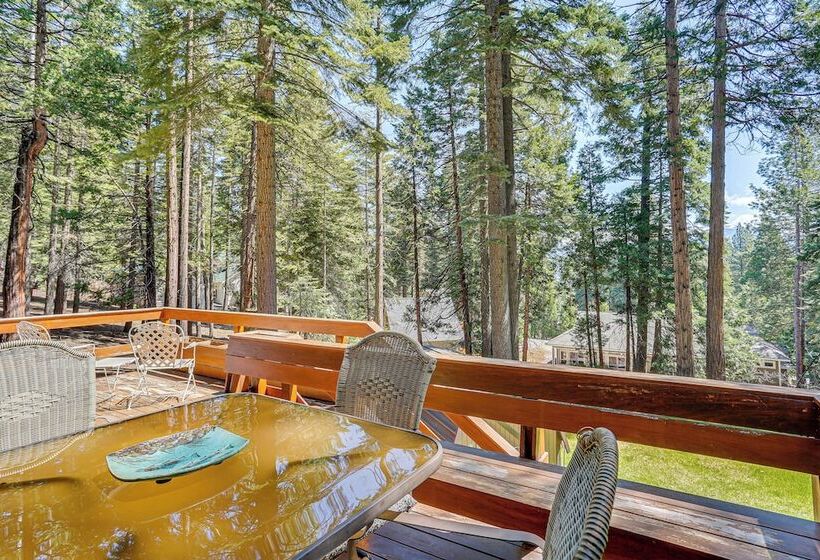 Spacious Retreat W/ Backyard: 1 Mi To Lake Almanor