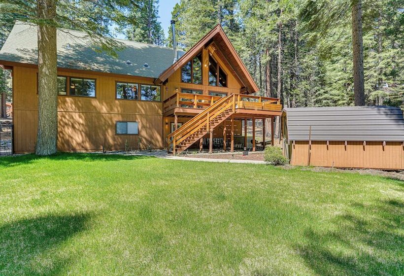 Spacious Retreat W/ Backyard: 1 Mi To Lake Almanor