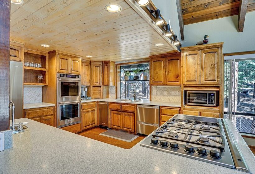 Spacious Retreat W/ Backyard: 1 Mi To Lake Almanor