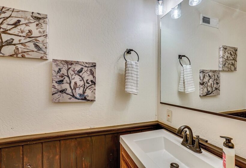 Spacious Retreat W/ Backyard: 1 Mi To Lake Almanor