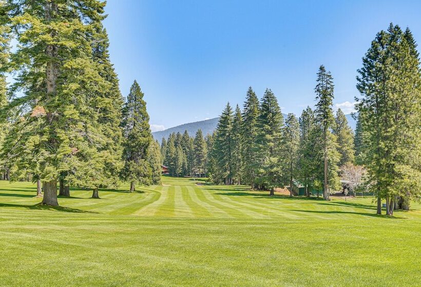 Spacious Retreat W/ Backyard: 1 Mi To Lake Almanor