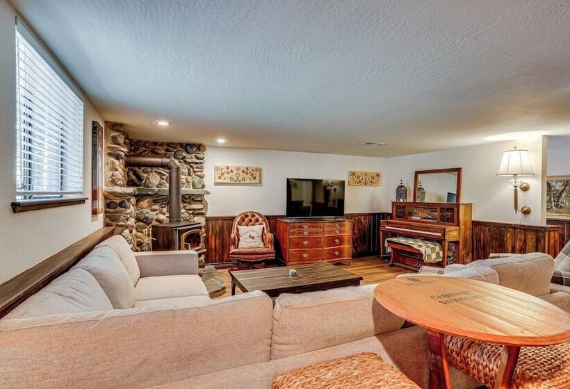 Spacious Retreat W/ Backyard: 1 Mi To Lake Almanor