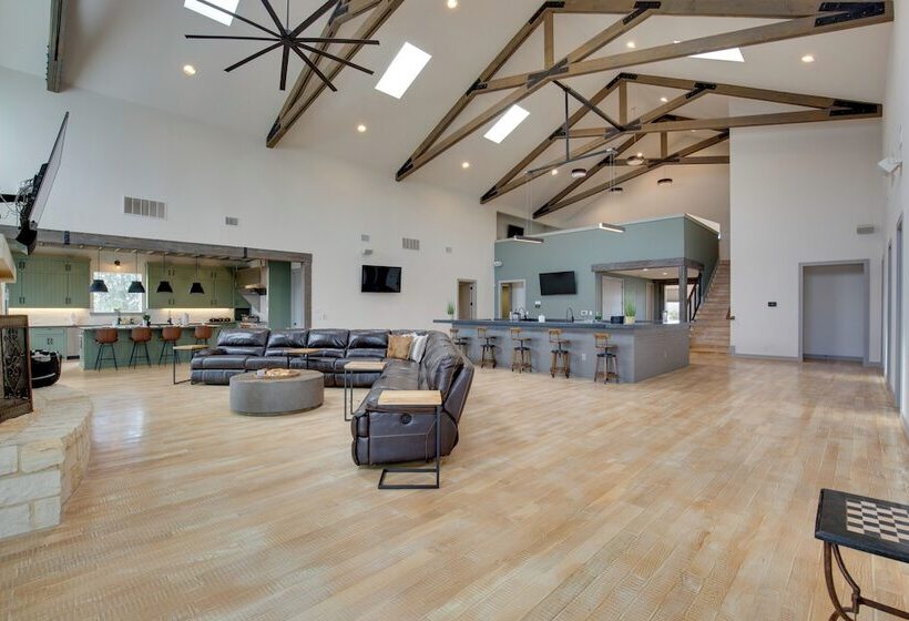 Sprawling Kaufman Home W/ On Site Lake & Fire Pit