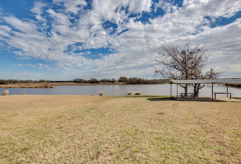 Sprawling Kaufman Home W/ On Site Lake & Fire Pit