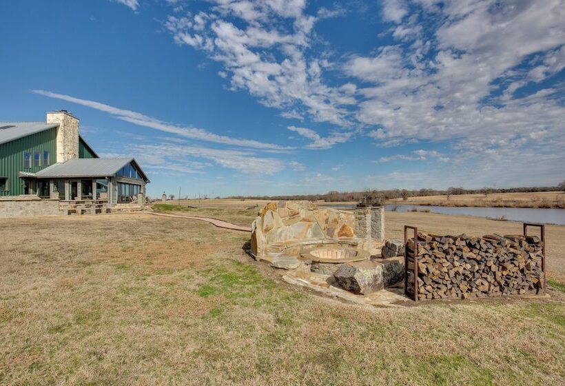 Sprawling Kaufman Home W/ On Site Lake & Fire Pit
