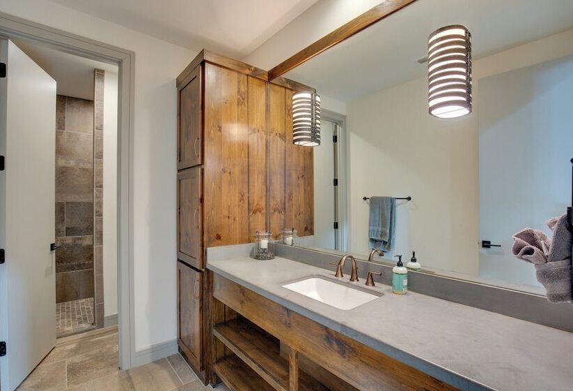 Sprawling Kaufman Home W/ On Site Lake & Fire Pit