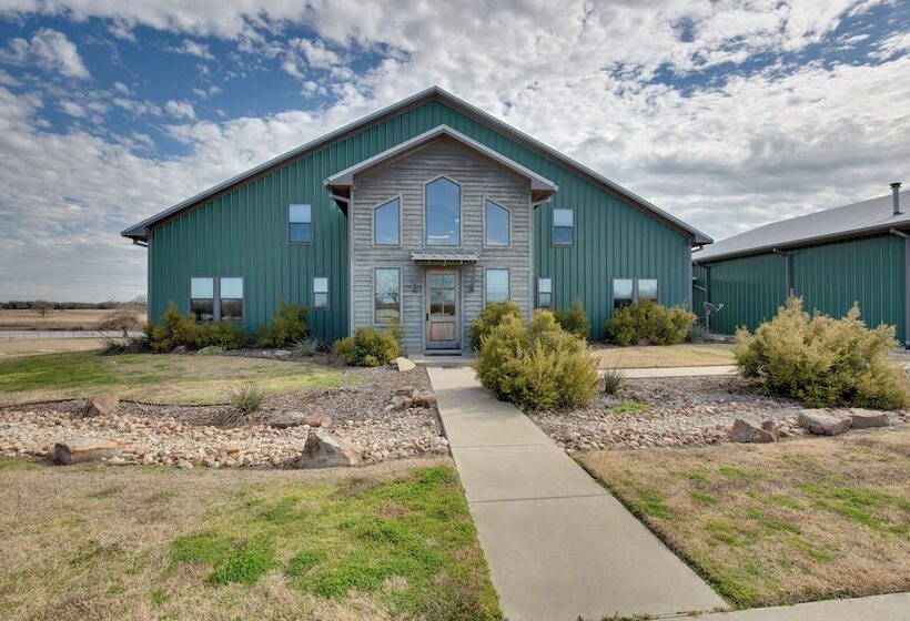 Sprawling Kaufman Home W/ On Site Lake & Fire Pit