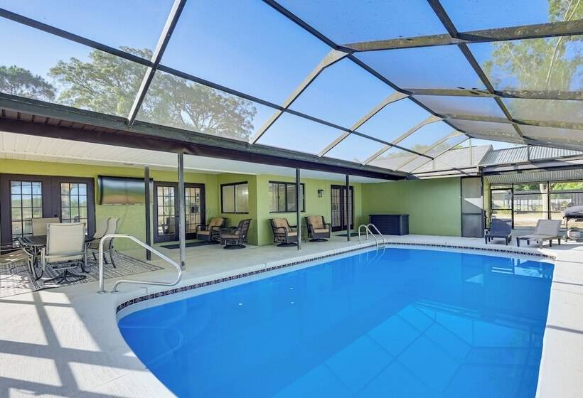 Spring Hill Home W/ Pool, Bbq Grill & Outdoor Tv!